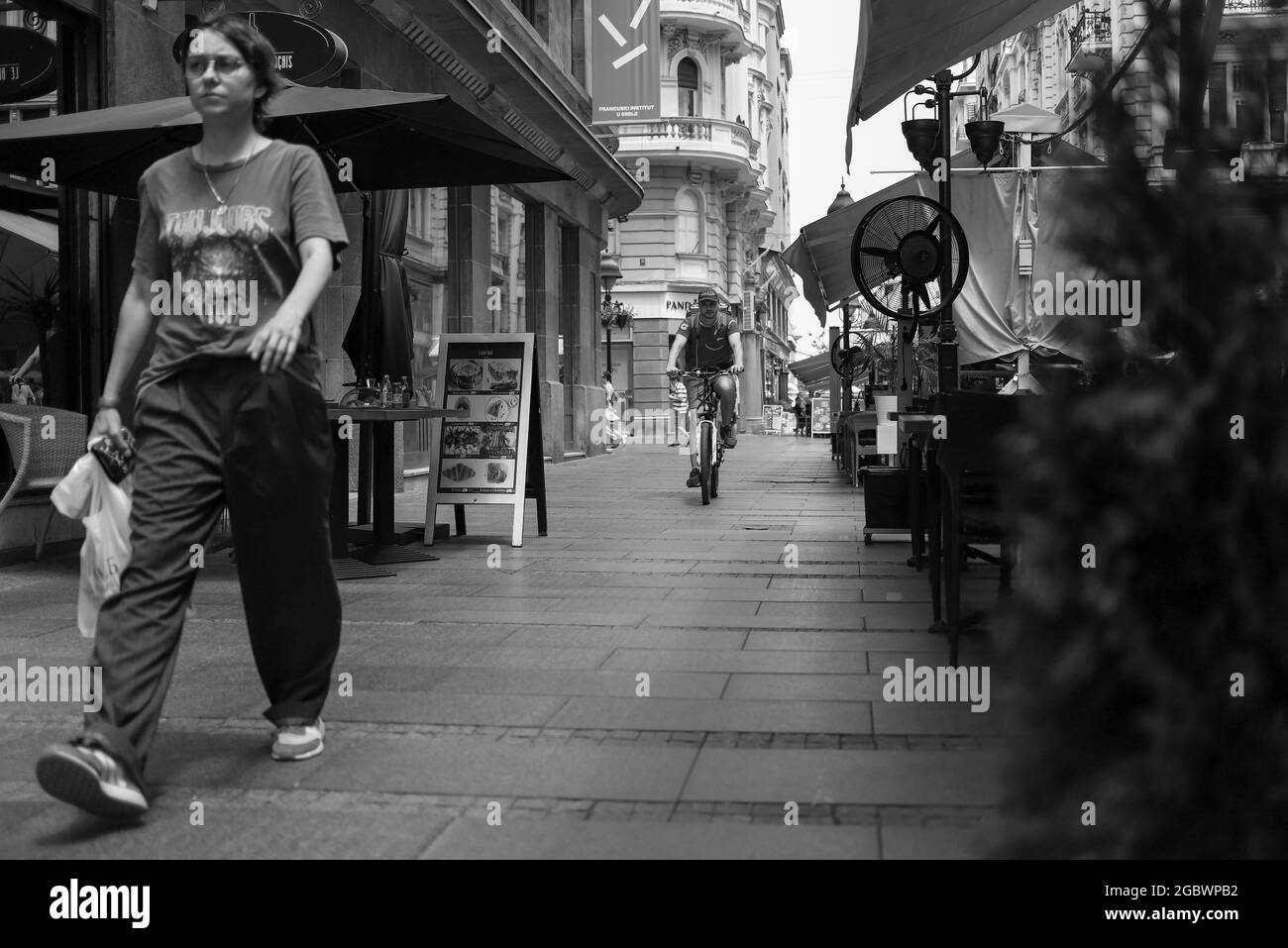 Serbia, 3 luglio 2021: Vista della via pedonale Zmaj Jovina a Belgrado (B/W) Foto Stock