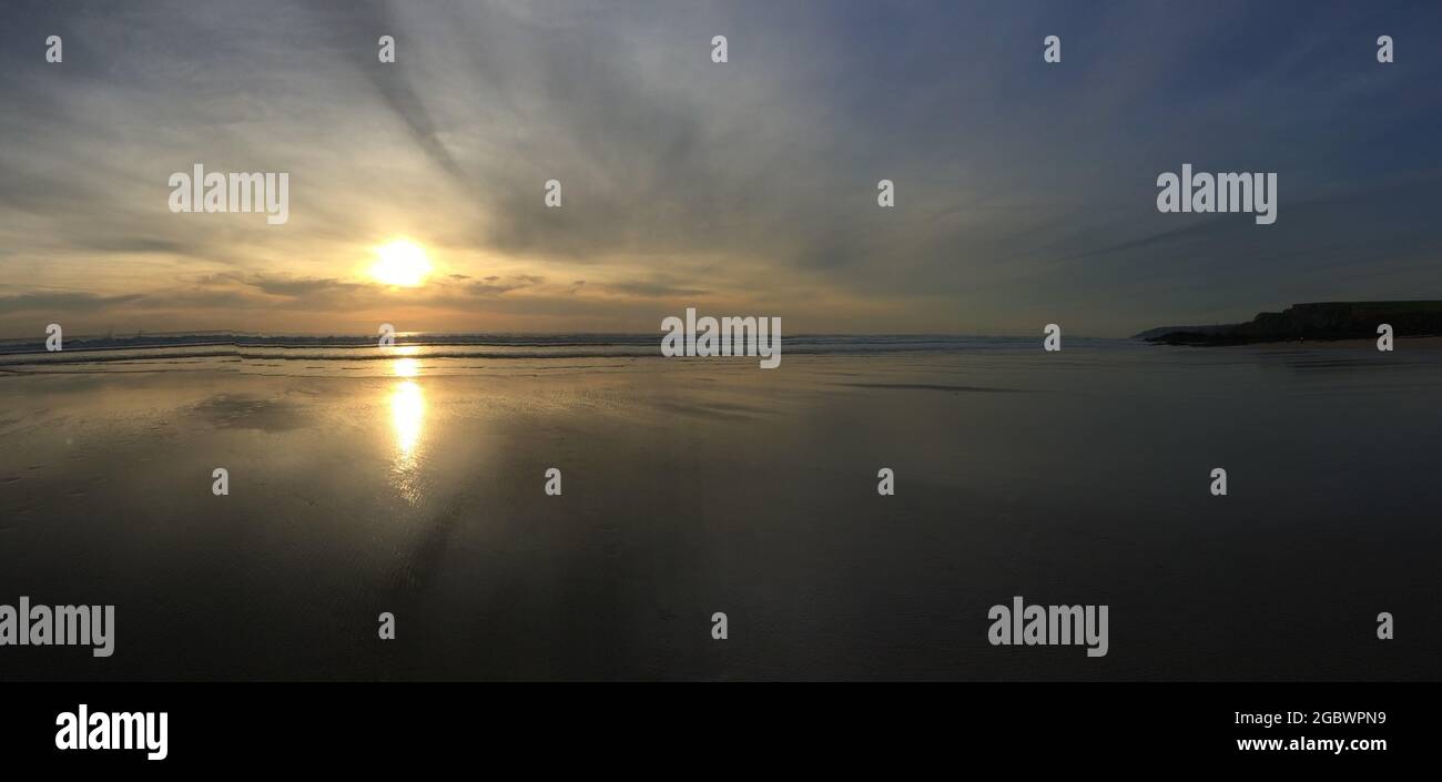 SPLENDIDO TRAMONTO A SUMMERLEAZE BEACH A BUDE, CORNOVAGLIA, REGNO UNITO Foto Stock