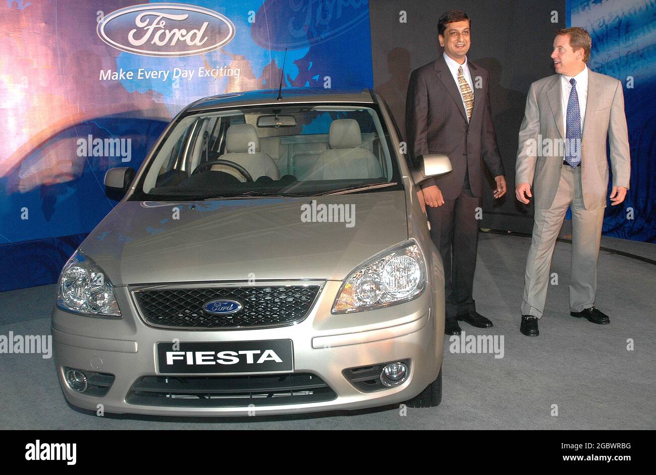Ford Presidente e CEO Bill Ford con Arvind Mathews, amministratore delegato e presidente di Ford India dopo il lancio Ford fiesta, una nuova berlina develo Foto Stock