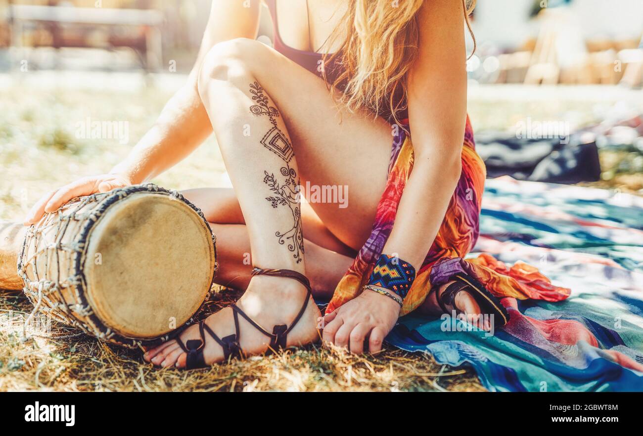 Hennè alla gamba e al djembe del womans. Foto Stock