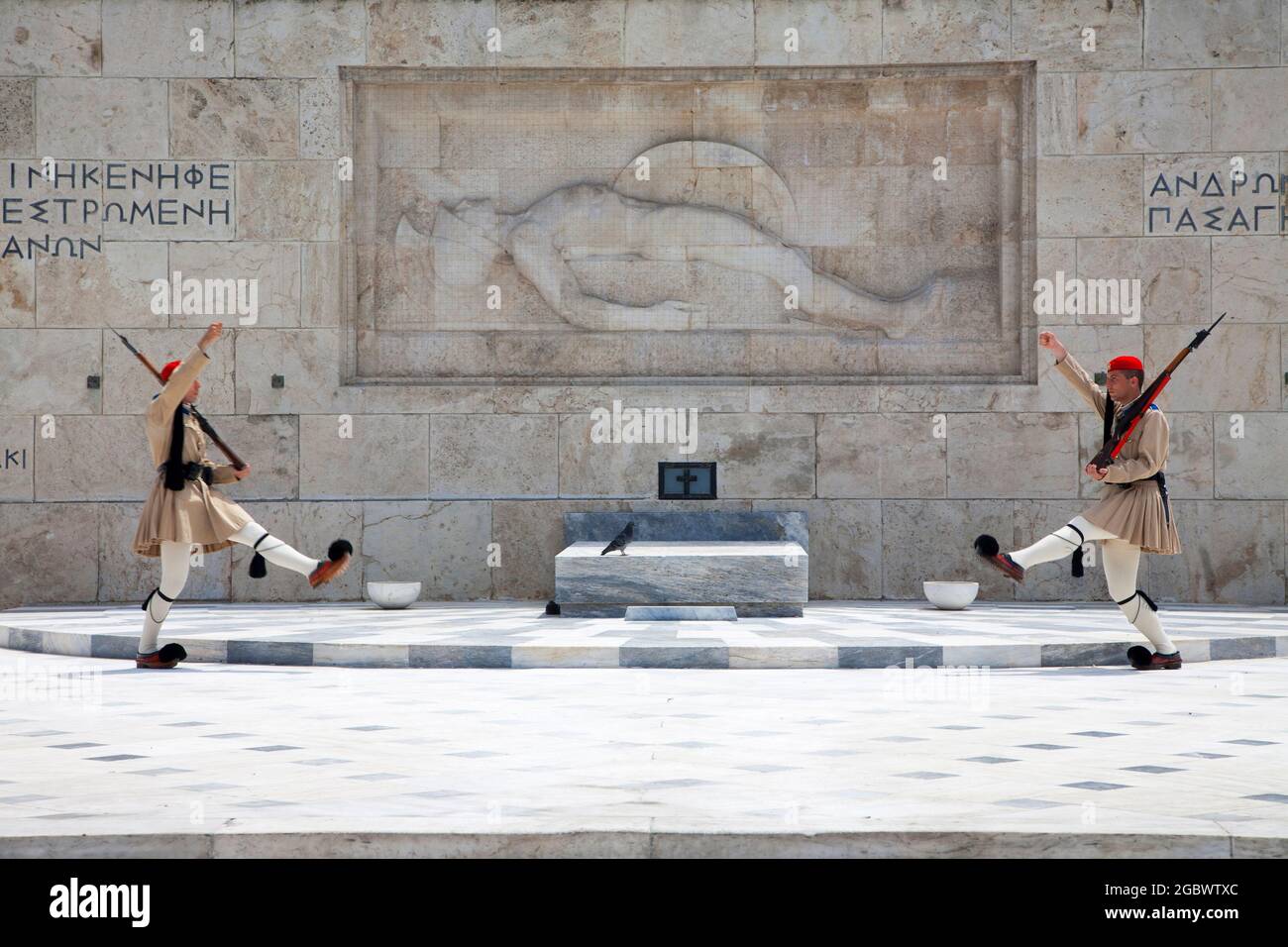 Guardie greche o Evzones - Guardia Presidenziale fuori dal Parlamento ellenico che custodisce la Tomba del Milite Ignoto - Atene, Grecia. Foto Stock