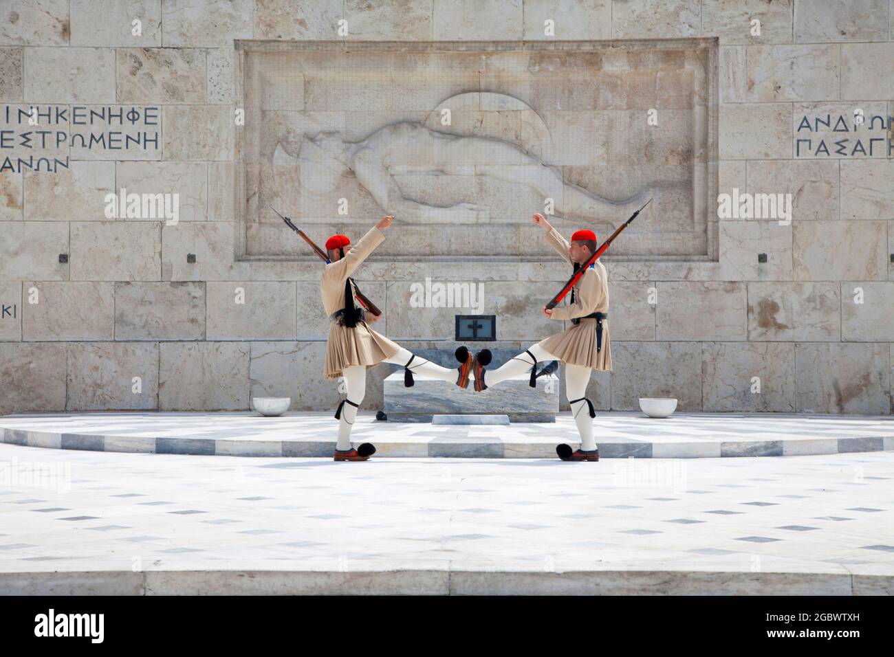 Guardie greche o Evzones - Guardia Presidenziale fuori dal Parlamento ellenico che custodisce la Tomba del Milite Ignoto - Atene, Grecia. Foto Stock