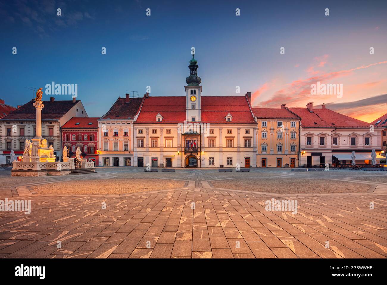 Maribor, Slovenia. Immagine del paesaggio urbano di Maribor, Slovenia con la piazza principale e il municipio all'alba estiva. Foto Stock