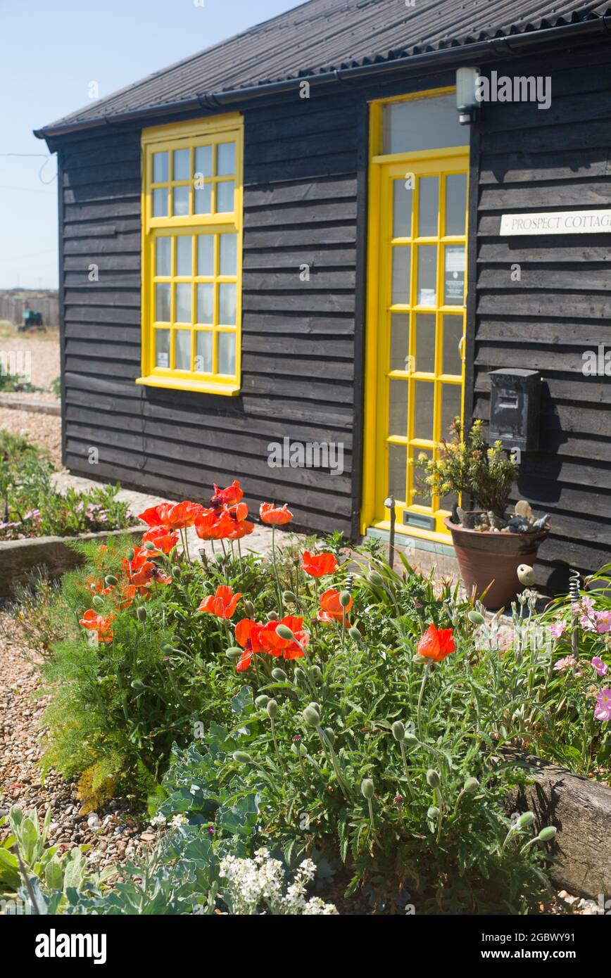 Prospetto Cottage e giardino Dungeness Kent Foto Stock