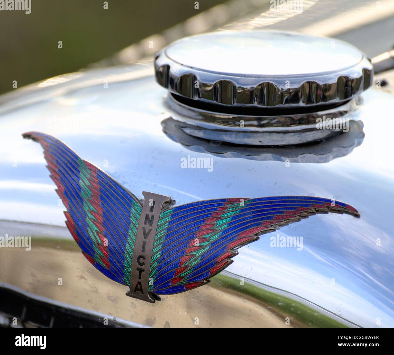Badge e tappo radiatore di una vettura classica d'epoca Invicta S Type 4.5 da 1932 litri, Inghilterra Foto Stock