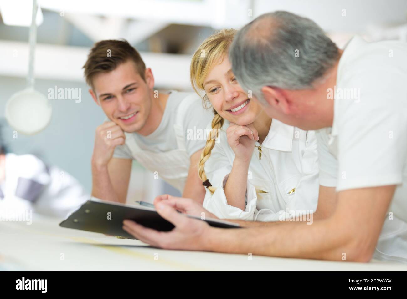 Professional rinnovamento interiore equipaggio al lavoro a casa Foto Stock