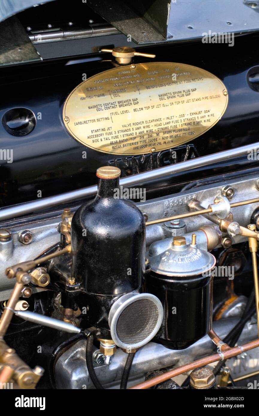Vano motore di un'auto d'epoca 4.5 Invicta S Type 1932 litri che mostra le istruzioni di avviamento su una placca in ottone Regno Unito, Inghilterra Foto Stock