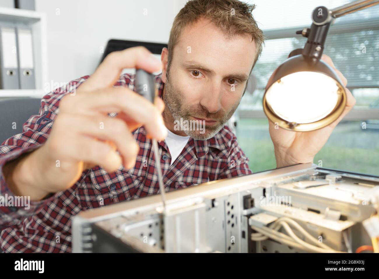 hardware del computer hardware engineer che ripara la cpu Foto Stock