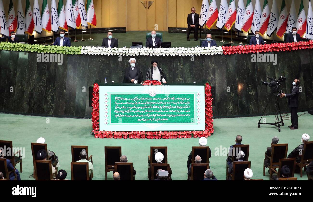 Teheran, Iran. 05 agosto 2021. Il nuovo presidente iraniano Ebrahim Raisi(R)si trova accanto al capo della magistratura Gholam Hossein Mohseni Ejei (L) mentre parla durante la cerimonia di giuramento per il suo primo mandato di presidenza quadriennale al parlamento di Teheran, Iran, giovedì 5 agosto 2021. Raisi presenterà il suo gabinetto al parlamento da 290 posti per l'approvazione la prossima settimana. Photo by Maryam Rahmanian/UPI Credit: UPI/Alamy Live News Foto Stock