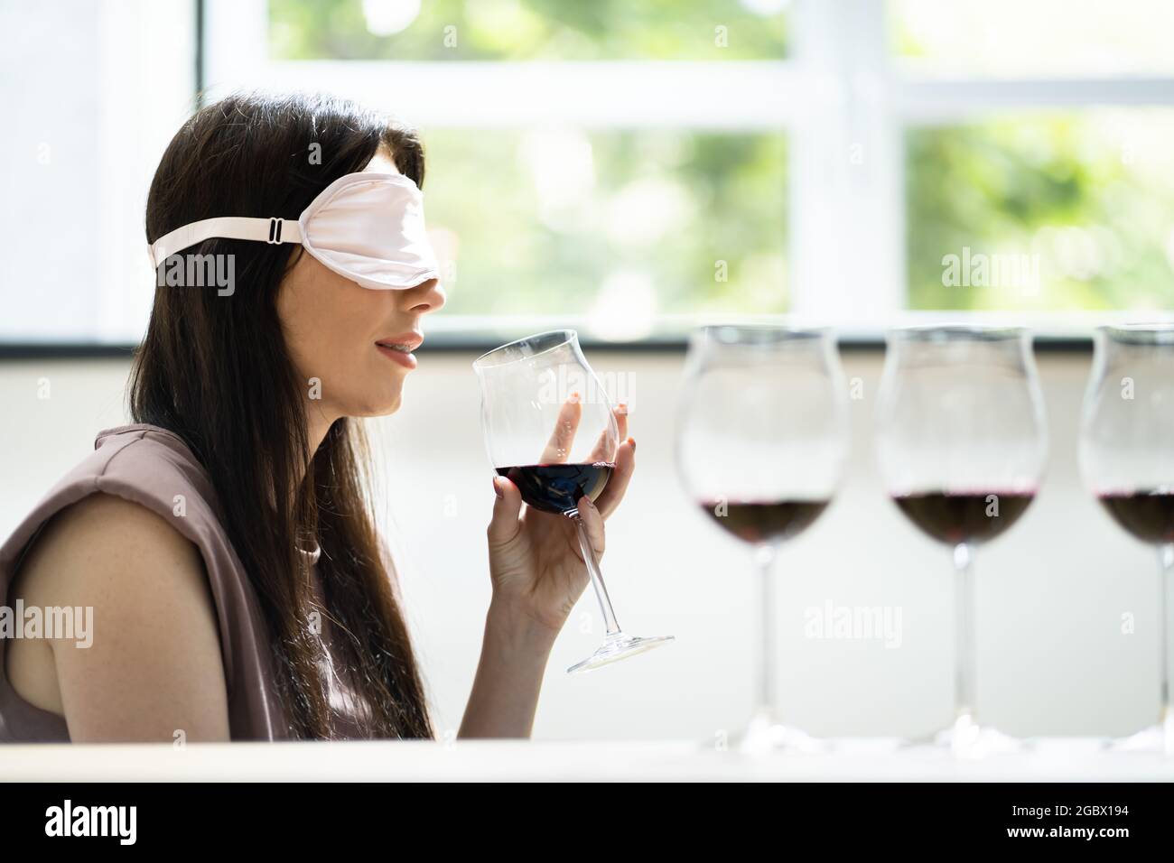 Bendata Donna Blind drink gusto. Degustazione sommelier di vino Foto Stock