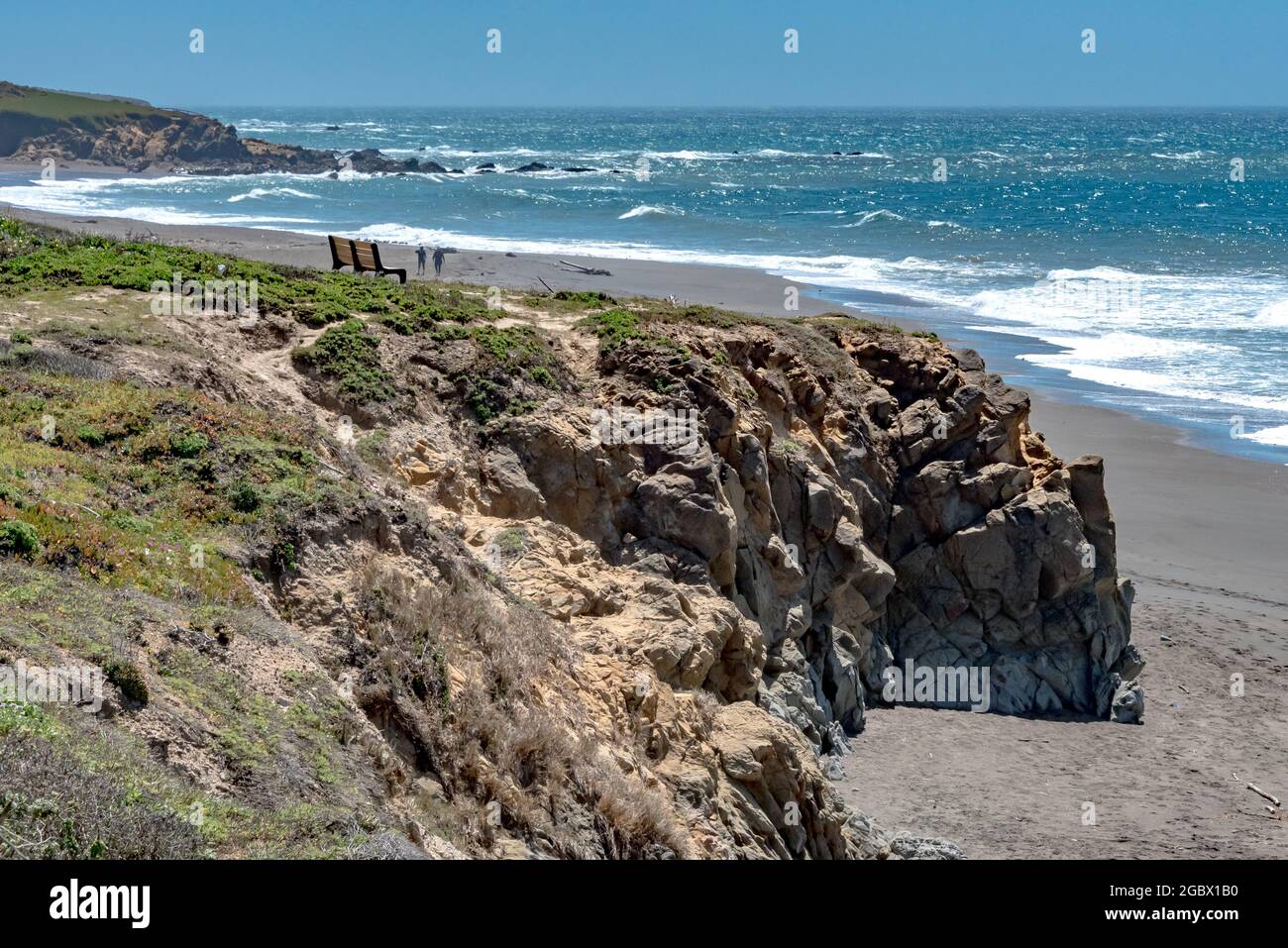 Panca che si affaccia sulla spiaggia di Moonstone e sulle acque scintillanti della Cambria state Marine Conservation Area, un luogo popolare per l'avvistamento delle balene. Foto Stock