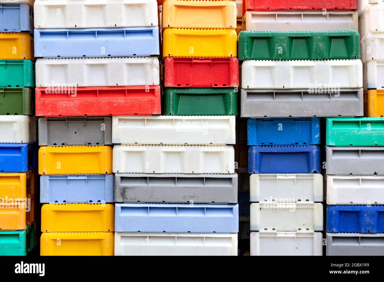 casse colorate in plastica per il trasporto e lo stoccaggio di pesce fresco Foto Stock