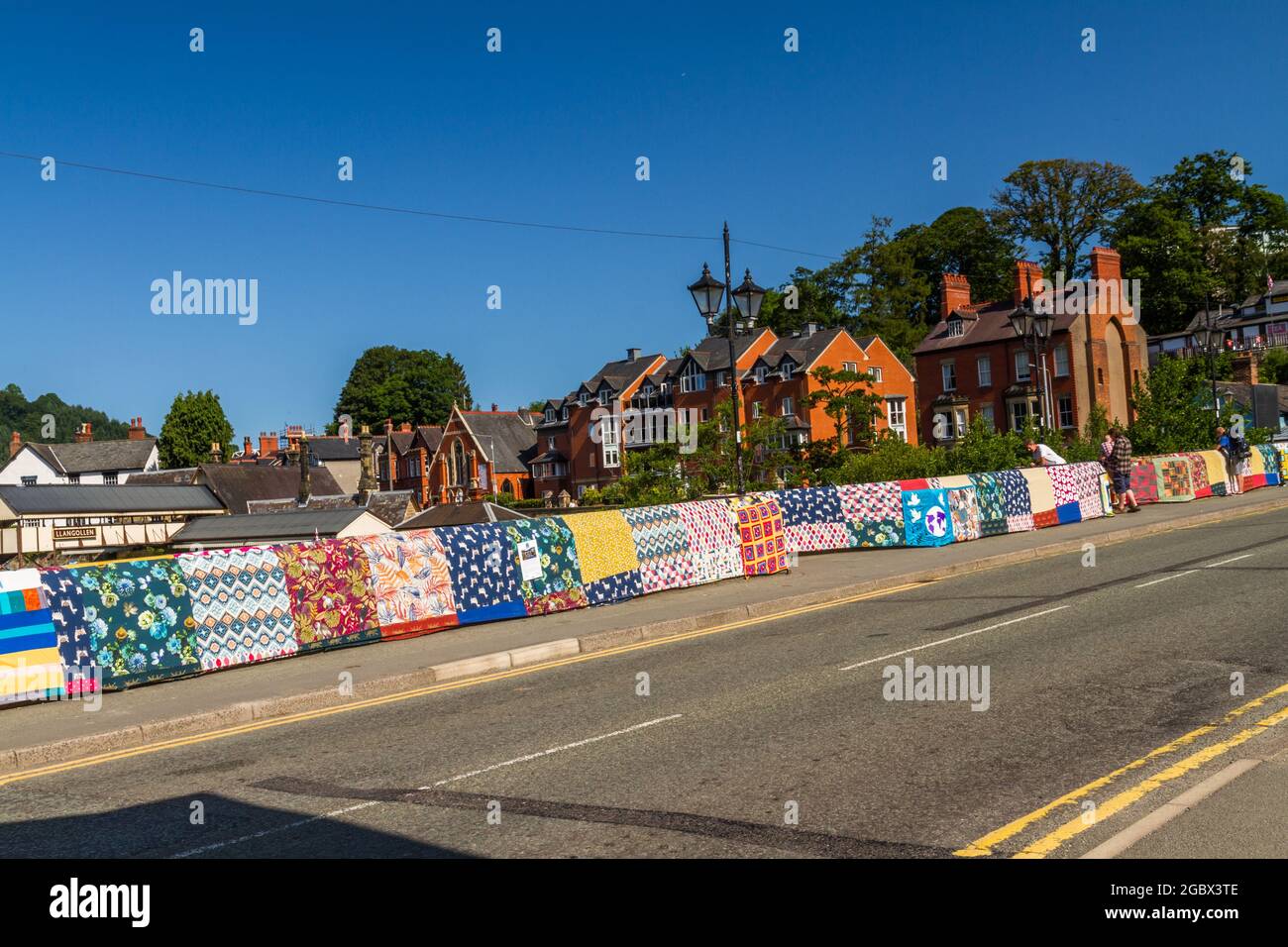 LLANGOLLEN, GALLES – LUGLIO 17 2021: Ponti non muri, arazzi installazione sul ponte sul fiume Dee di Luke Jerram per lanciare 2021 International M Foto Stock