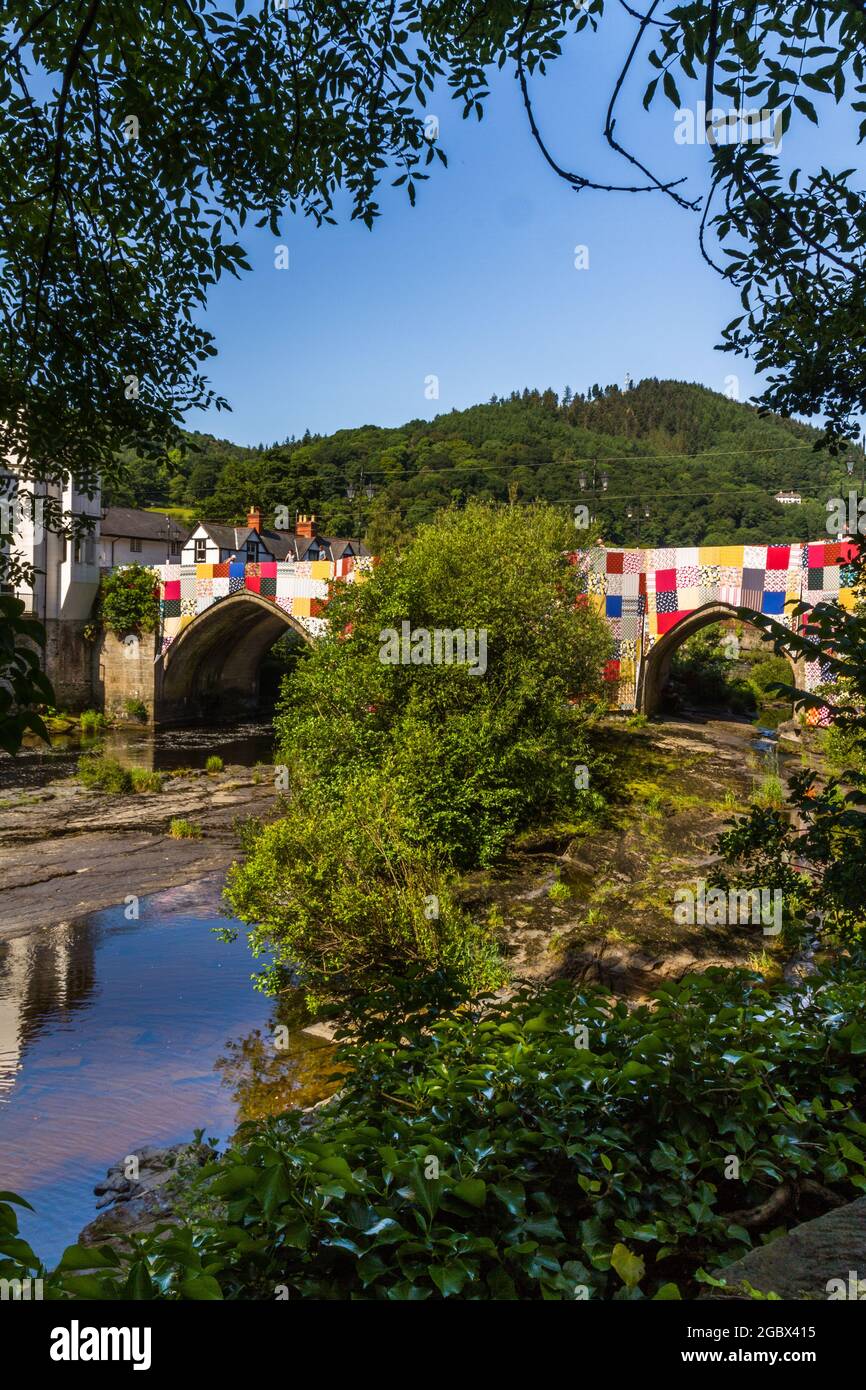 LLANGOLLEN, GALLES – LUGLIO 17 2021: Ponti non muri, arazzi installazione sul ponte sul fiume Dee di Luke Jerram per lanciare 2021 International M Foto Stock