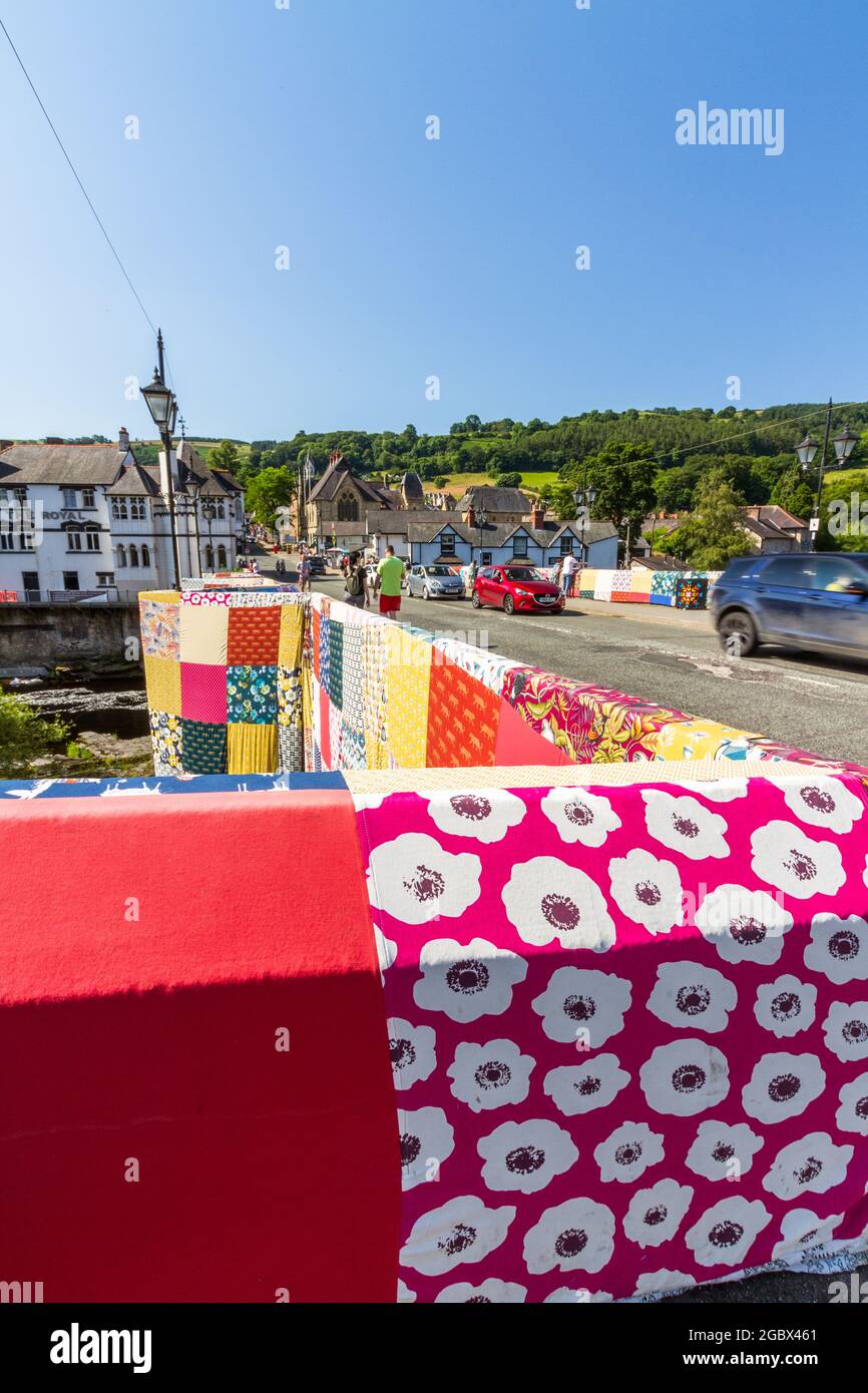 LLANGOLLEN, GALLES – LUGLIO 17 2021: Ponti non muri, arazzi installazione sul ponte sul fiume Dee di Luke Jerram per lanciare 2021 International Foto Stock