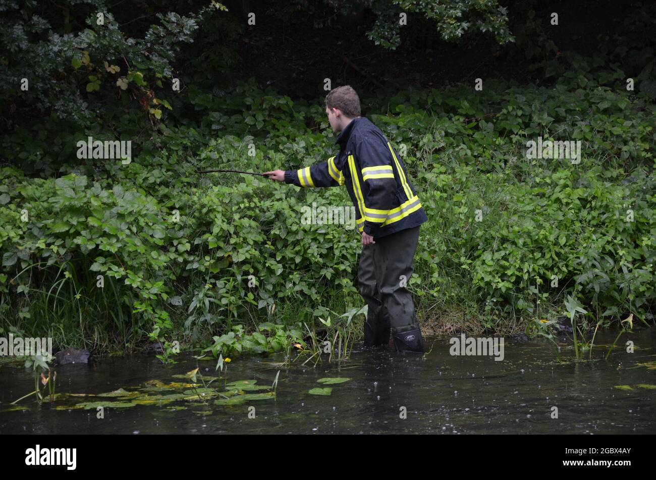 Haldensleben, Germania. 05 agosto 2021. I vigili del fuoco cercano nell'Ohre il pitone reticolato sfuggito. Il serpente era fuggito da un appartamento nella città nel quartiere di Börde il 24 luglio. Il rinnovato tentativo di trovare il serpente è rimasto senza successo. Credit: Forian Voigt/dpa-Zentralbild/dpa/Alamy Live News Foto Stock