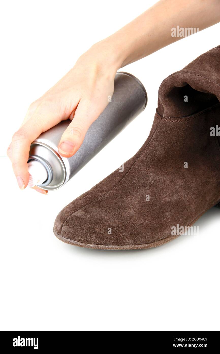 Processo di pulizia scarpe scamosciate, isolato su bianco Foto stock - Alamy