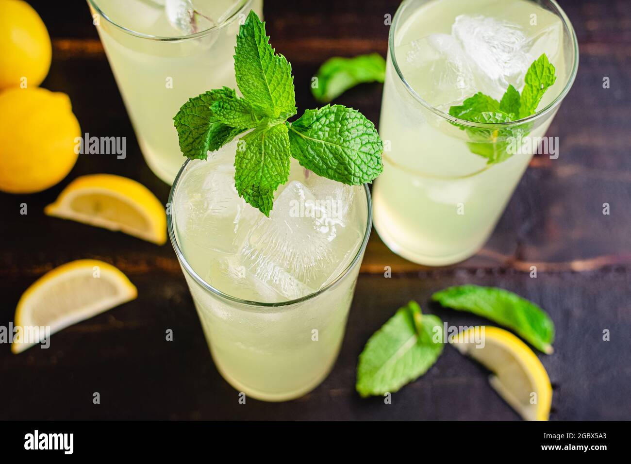 Calici Limonata Limonata Turca Limonata con una menta Garnish: Limonata con una menta guarnita su un tavolo di legno Foto Stock
