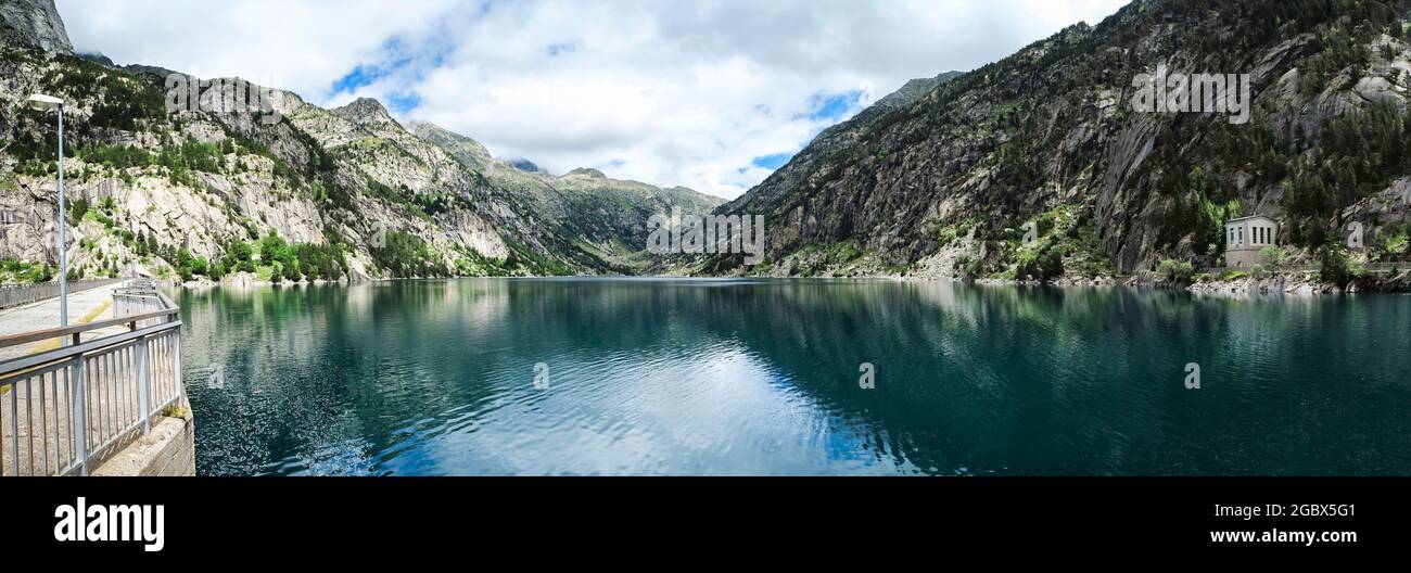 Vista panoramica del lago artificiale Cavallers circondato da alte montagne, fiume Noguera de Tor a Ribagorza, valle Boí, nei Pirenei Lleida, Catalon Foto Stock