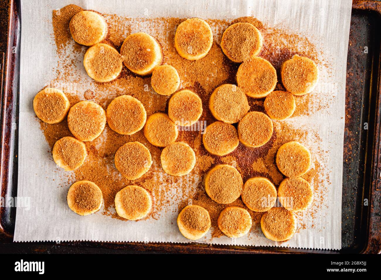 Piantane a fette cosparse di zucchero di palma di cocco e cannella: Fette di banane da cucina ricoperte con una miscela di zucchero di palma, cannella in polvere, e. Foto Stock