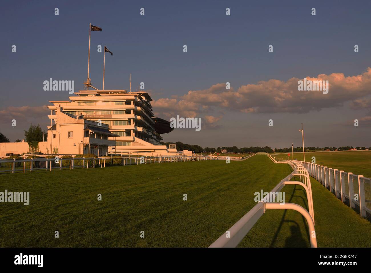 Una serata gloriosa sul downdown a Epsom, Surrey, Regno Unito, dove le tribune e gli edifici storici che sostengono il Derby e Oaks, corse di cavalli famose Foto Stock