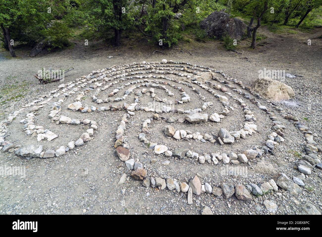 Un labirinto fiancheggiato da pietre, in una radura in una foresta di montagna. Crimea Foto Stock