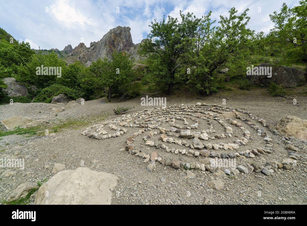 Un labirinto fiancheggiato da pietre, in una radura in una foresta di montagna. Crimea Foto Stock