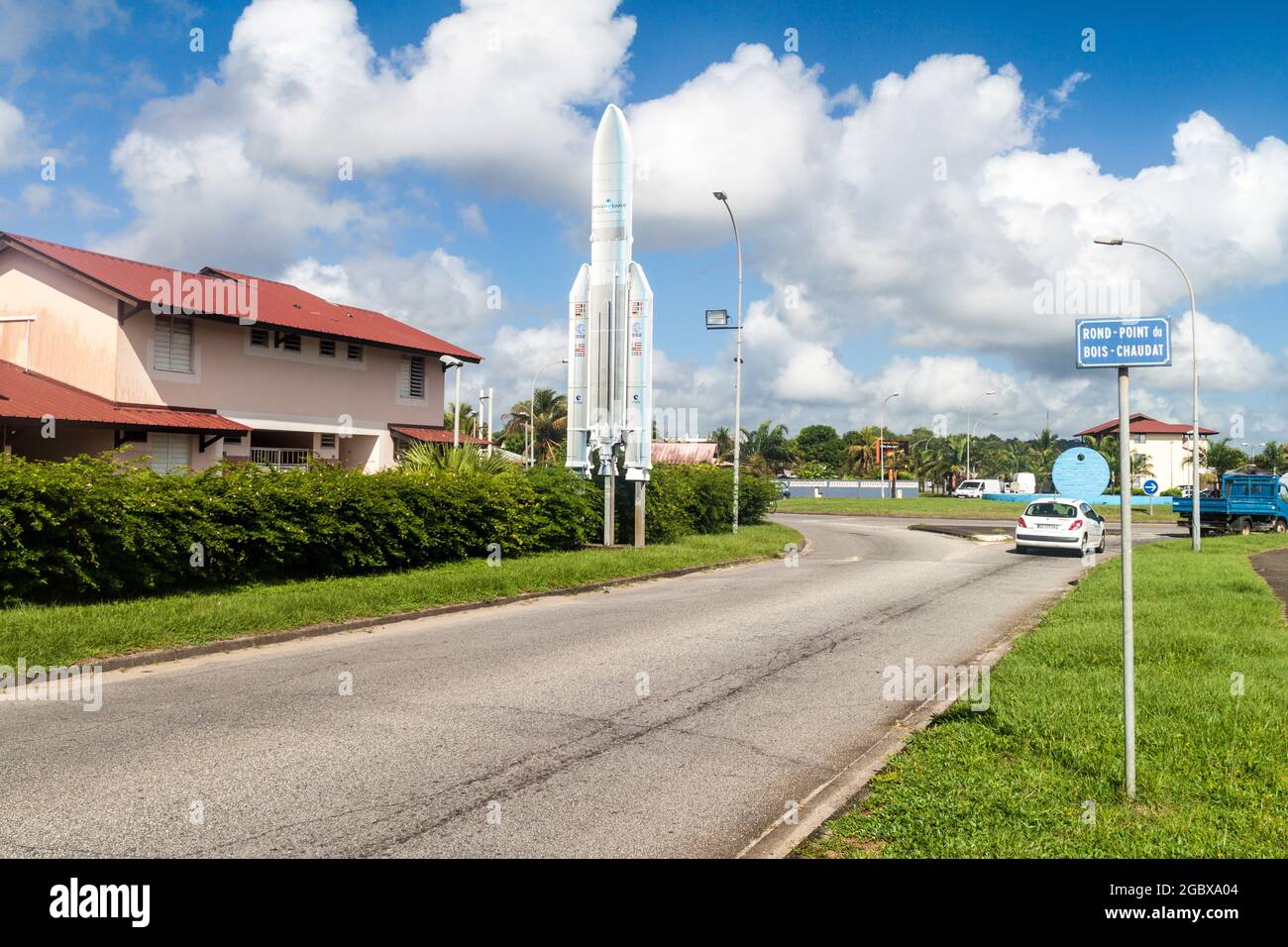 KOUROU, GUYANA FRANCESE - 3 AGOSTO 2015: Modello di razzo spaziale Ariane 5 su una strada a Kourou, Guyana francese. Foto Stock