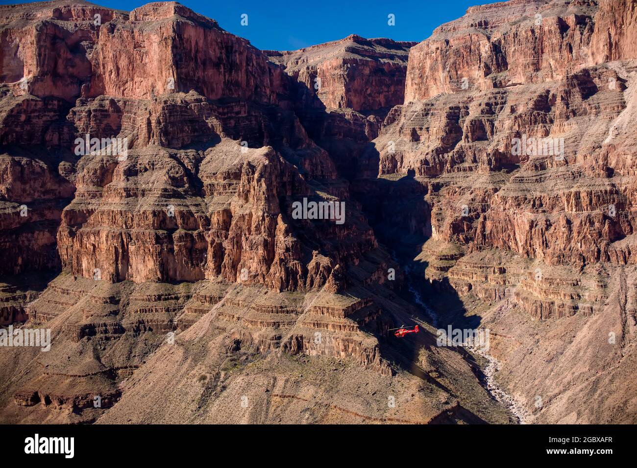 L'elicottero rosso vola sullo sfondo del Grand Canyon, Colorado, USA Foto Stock