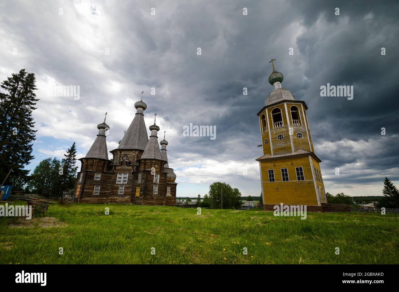 Ensemble tempio nel villaggio di Nyonoksa. Chiesa della Trinità e Campanile. Russia, regione di Arkhangelsk Foto Stock