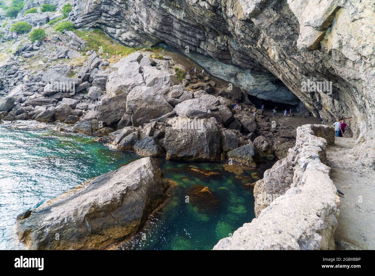 La grotta Pop di Golitsyn, Chaliapin è una grande grotta naturale, abbattuta dalle onde marine nella grotta di Koba - Kaya Mountain, vicino al villaggio di Novy Svet in Foto Stock