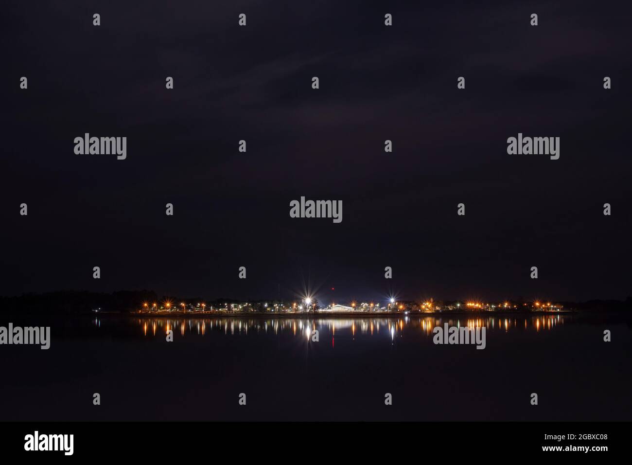 Foto notturna della costa´s dell'Uruguay River e della cittadina di Santa Ana, Entre Ríos, Argentina. Foto Stock