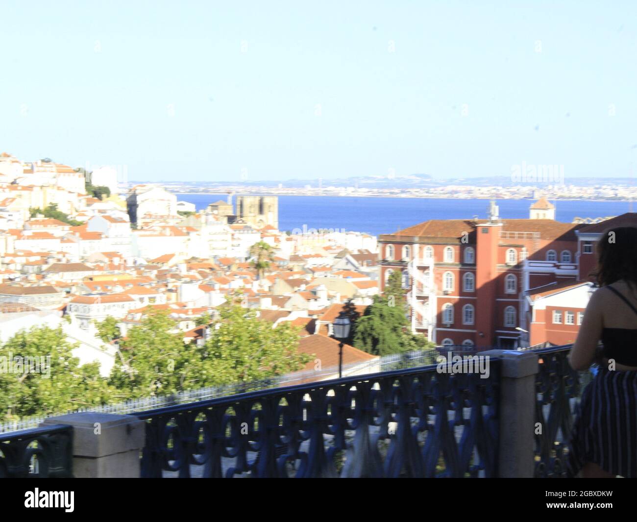 Lisboa, Lisboa Portogallo. 5 agosto 2021. (INT) movimento al punto di vista di Sao Pedro de Alcantara, a Lisbona. 5 agosto 2021, Lisbona, Portogallo: Movimento al punto di vista di Sao Pedro de Alcantara, considerato uno dei più affascinanti di Lisbona, questo pomeriggio di Giovedi (5), durante l'estate europea. (Credit Image: © Edson De Souza/TheNEWS2 via ZUMA Press Wire) Foto Stock