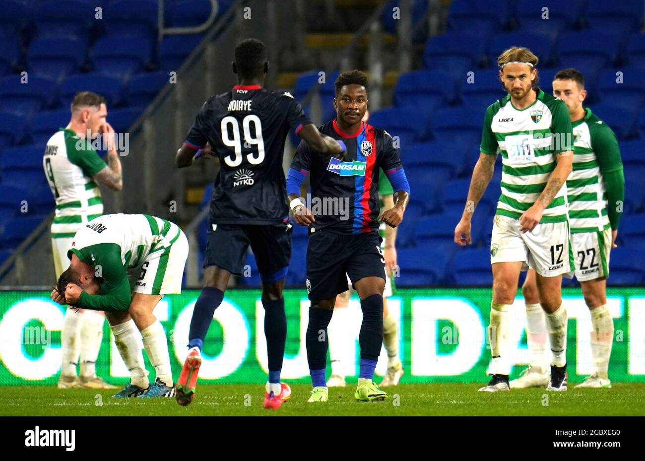 Adriel Ba Loua (centro) di Viktoria Plzen celebra il secondo gol della partita durante la partita UEFA Europa Conference League al Cardiff City Stadium di Cardiff. Data immagine: Giovedì 5 agosto 2021. Foto Stock