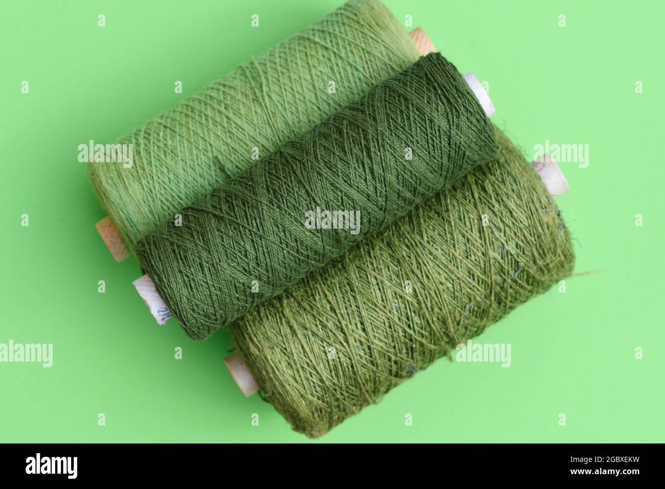 Foto dei fili in diverse sfumature di verde su sfondo verde Foto Stock