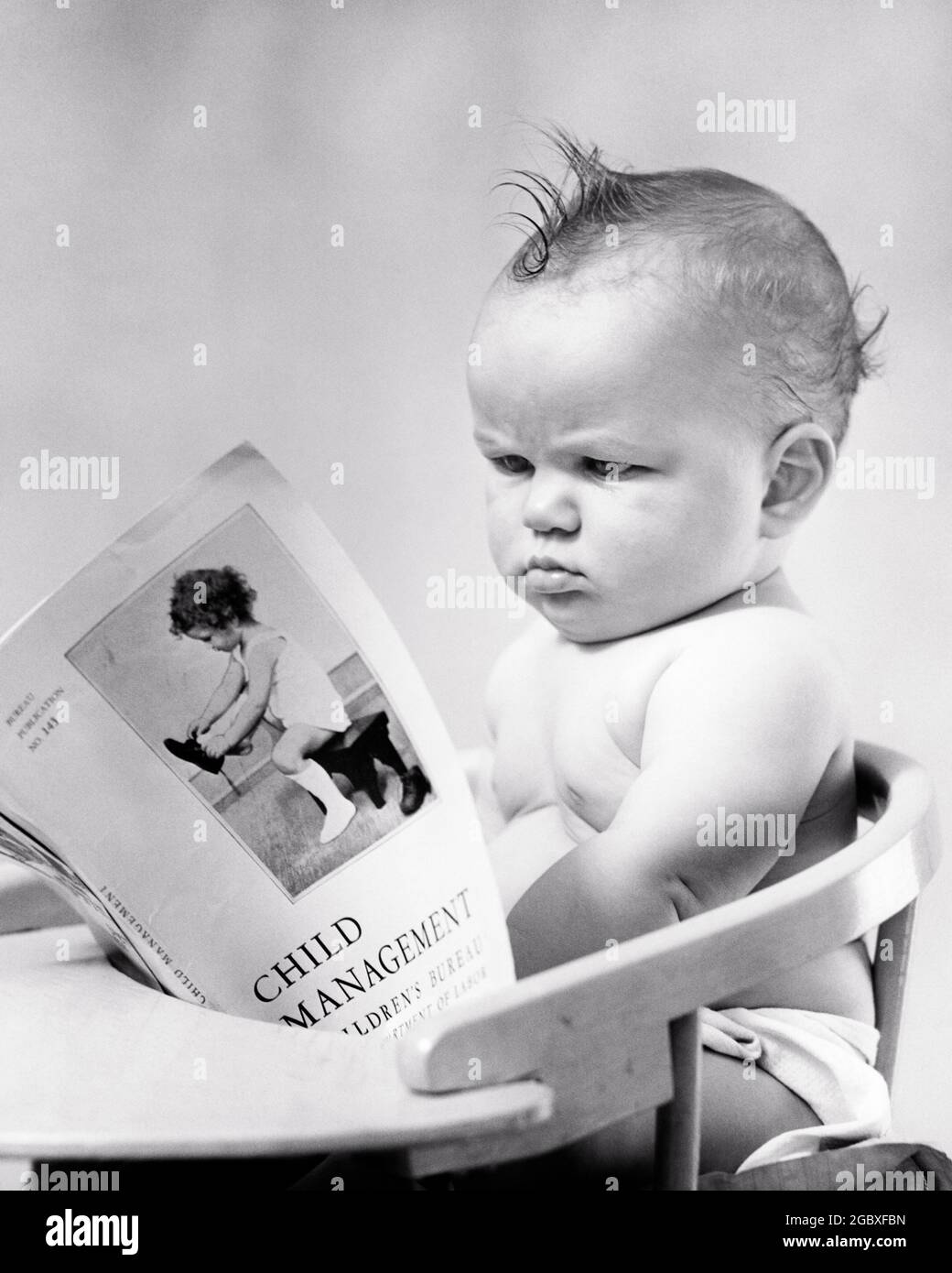 1940S ACCIGLIATO FLUMMOXED DISAPPROVANDO BAMBINO RAGAZZO GRUMPY SEDUTO IN SEDIA LEGGENDO UNA PUBBLICAZIONE DAL TITOLO GESTIONE DEI BAMBINI - B11863 HAR001 HARS WORRY LIFESTYLE MOODY HOME VITA COPIA SPAZIO MEZZA LUNGHEZZA CURA MASCHI GESTIONE ESPRESSIONI DISTURBATO B&W PREOCCUPATO TRISTEZZA TESTA E SPALLE ACCIGLIATE RICREAZIONE IN UMORE GLUM CONCETTUALE INTITOLATO ELEGANTE PUBBLICAZIONE FLUMMOXED IDEE DI CRESCITA GIOVANI MISERABILI RILASSAMENTO NERO E BIANCO ETNIA CAUCASICA DISAPPROVANDO HAR001 VECCHIO STILE Foto Stock
