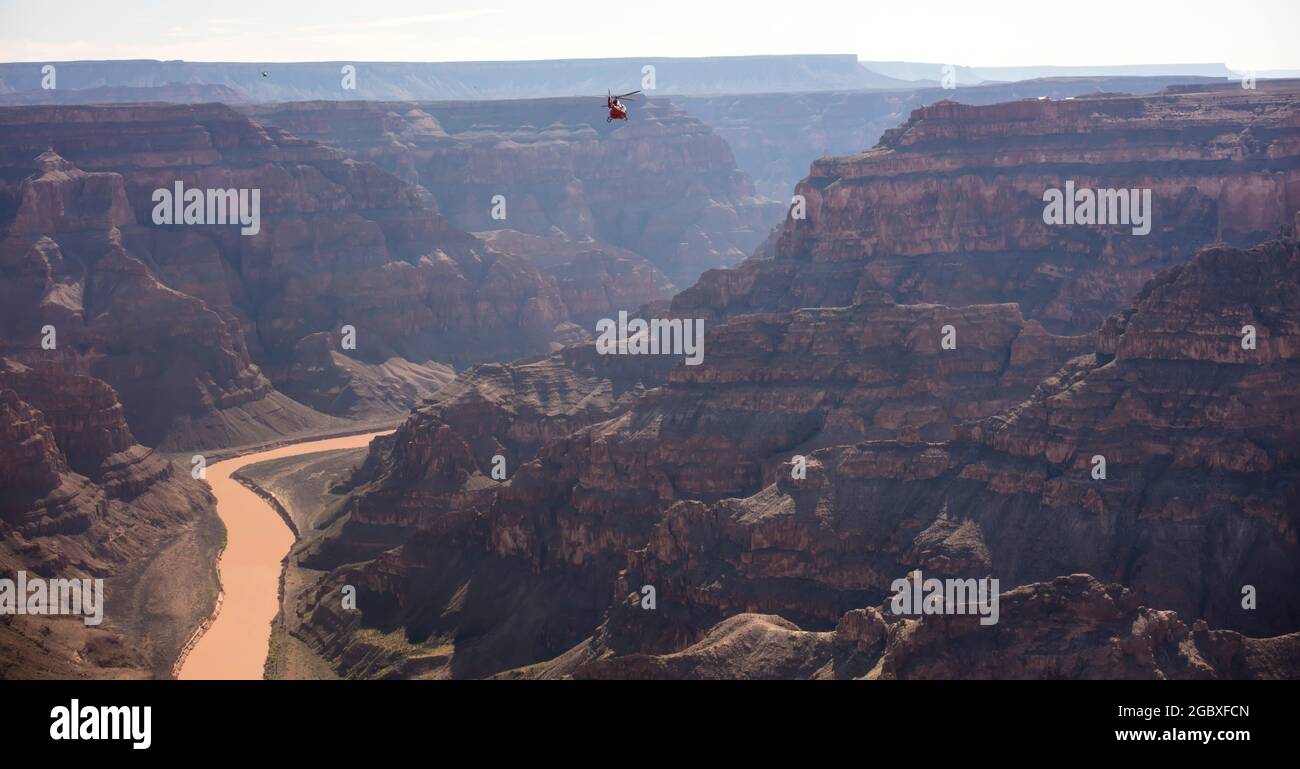 Elicotteri che girano sullo sfondo del Grand Canyon, Colorado, USA Foto Stock