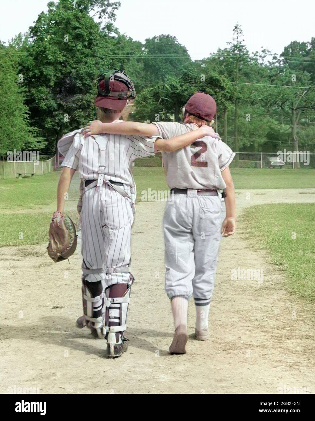 1970 RETRO VISTA DI COPPIA DI PICCOLI LEAGUERS CHE SI STAGLIANO DAL CAMPO CON LE BRACCIA L'UNA INTORNO ALL'ALTRA - B25160C HAR001 HARS AMICIZIA ISPIRAZIONE CARING FRATELLI SPIRITUALITÀ TRISTEZZA SUCCESSO FORZA LEADERSHIP AGONIA LEAGUERS VISTA POSTERIORE SIBILLATORE CONNESSIONE ELEGANTE SOSTEGNO PERSONALE ATTACCAMENTO AFFETTO INDIETRO VISTA SCONFITTA EMOZIONE CRESCITA GIOVANI TOGETHERNESS TRIONFO ETNIA CAUCASICA HAR001 VECCHIO STILE Foto Stock