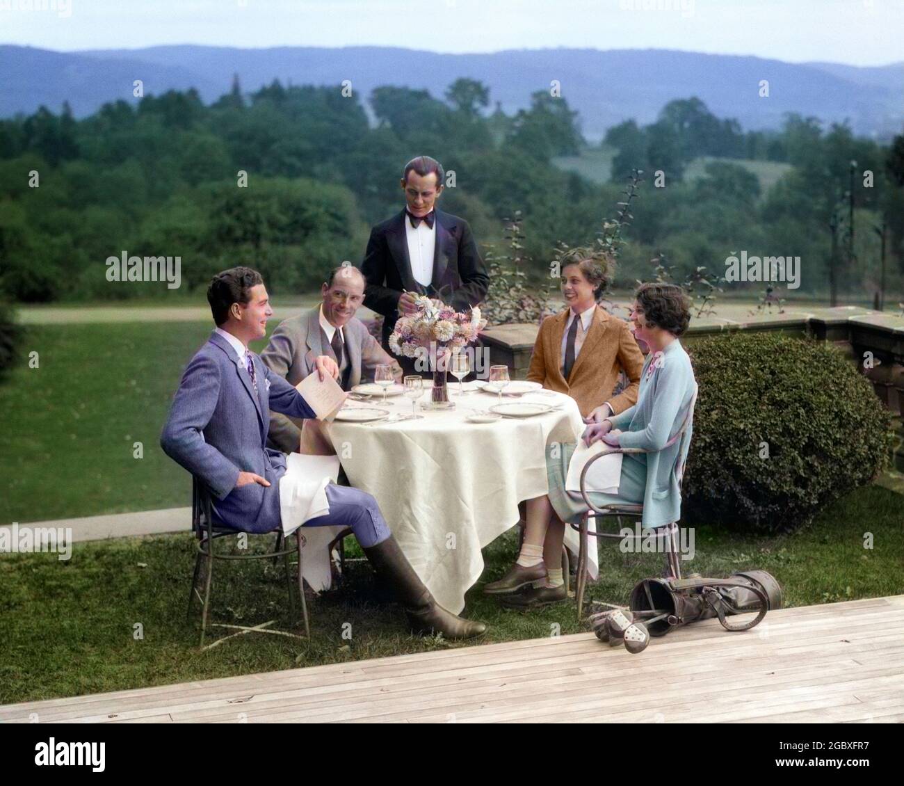 1920 SCENA COUNTRY CLUB DEGLI ANNI '30 CON DUE COPPIE CON GOLF CLUB CHE PRANZANO ALL'APERTO - D2534C HAR001 HARS NOSTALGIA TUXEDO VECCHIO BOUQUET MODA CAMPAGNA MENU SERVIRE AMICO GIOVANE ADULTO CAVALCARE RICCA VACANZA ALLA MODA RICCO VASO STILE DI VITA SODDISFAZIONE CELEBRAZIONE SPOSATO FLOREALE RELAX RURALE CONIUGE MARITI SALUBRITÀ COPIA SPAZIO AMICIZIA FULL-LENGTH PERSONE TOVAGLIA AMERICANA GILET PARTNER TUX FELICITÀ LEISURE MATE ARCHIVAL CLIENTE SERVIZIO CROSTA MOM RICREAZIONE UPPER WEALTH COUNTRY CLUB CRISANTEMO AFFRESCO JODHPUR CLASSE SUPERIORE AL FRESCO PRANZO AFFLUENT MANLY ELEGANTE ZINNIA Foto Stock