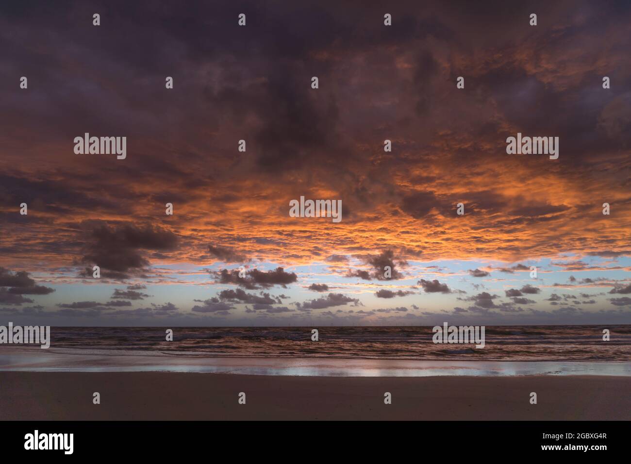 Dopo che il sole era giù, il cielo ha preso fuoco. Egmond aan Zee, Olanda del Nord, Paesi Bassi. Foto Stock