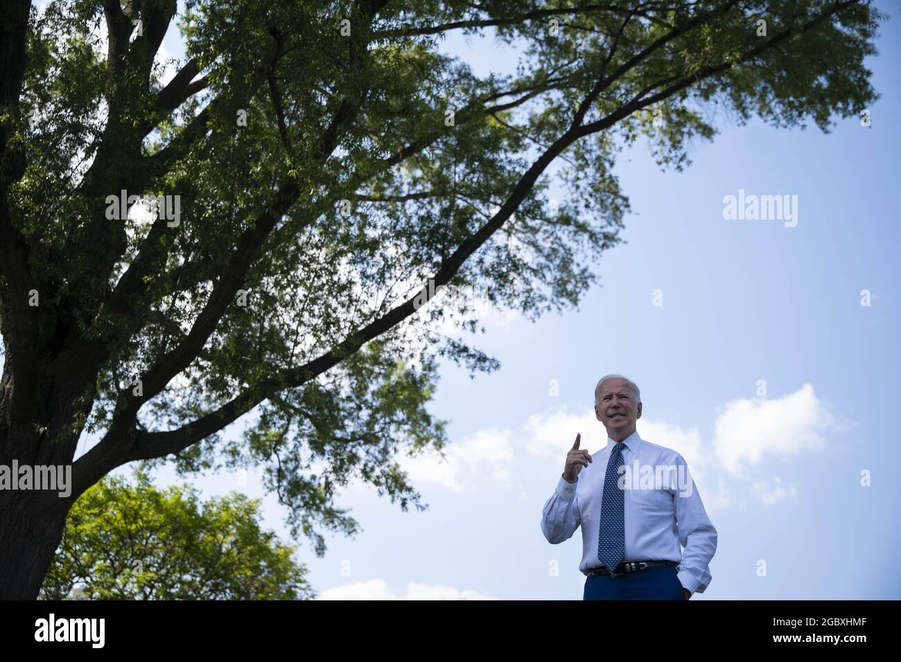 Washington, Stati Uniti. 05 agosto 2021. Il presidente Joe Biden risponde alle domande dei giornalisti dopo aver guidato un Wrangler Unlimited 4xe Rubicon intorno alla Casa Bianca durante un evento sui veicoli elettrici a Washington, DC, giovedì 5 agosto 2021. Il presidente Biden ha annunciato un piano per ripristinare le normative sul tubo di scarico nel tentativo di incoraggiare gli americani a passare dalle auto a benzina e dai camion ai veicoli elettrici. Foto di Sarah Silbiger/UPI Credit: UPI/Alamy Live News Foto Stock