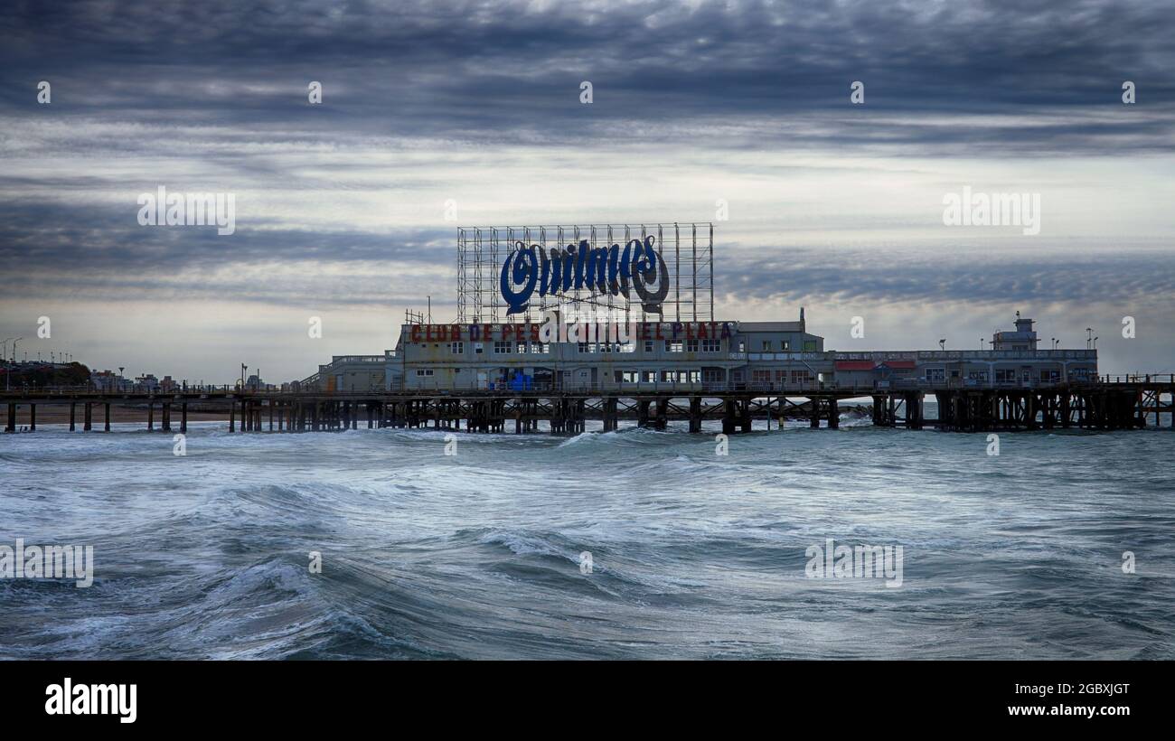 Vista panoramica del club di pesca Mar del Plata su un vecchio molo. Preso su una mattina fredda di inverno Foto Stock