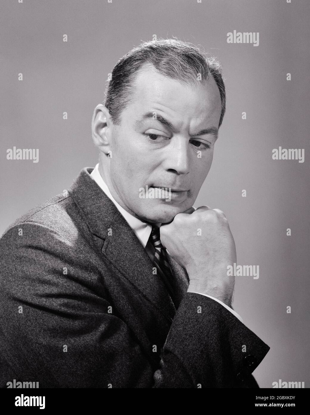 1950S 1960S UOMO D'AFFARI SERIO ESPRESSIONE FACCIALE MENTO POGGIANTE SU MANO PENSANDO PREOCCUPATO AVENDO SECONDI PENSIERI - P1662 HAR001 HARS MASCHI MENTO TORMENTATO B & W PREOCCUPATO RIPOSO TRISTEZZA ANSIA TESTA E SPALLE ANGOSCIATI IRATE SUL GLUM UMORE PROPRIETARIO DI CASA DISEASURE OSTILITÀ IRRITANTE EMOZIONE EMOTIVA IRRITATO MEDIO-ADULTO MID-ADULT UOMO MISERABILE NERO E BIANCO ETNIA CAUCASICA DISPIACIUTO HAR001 VECCHIO STILE Foto Stock