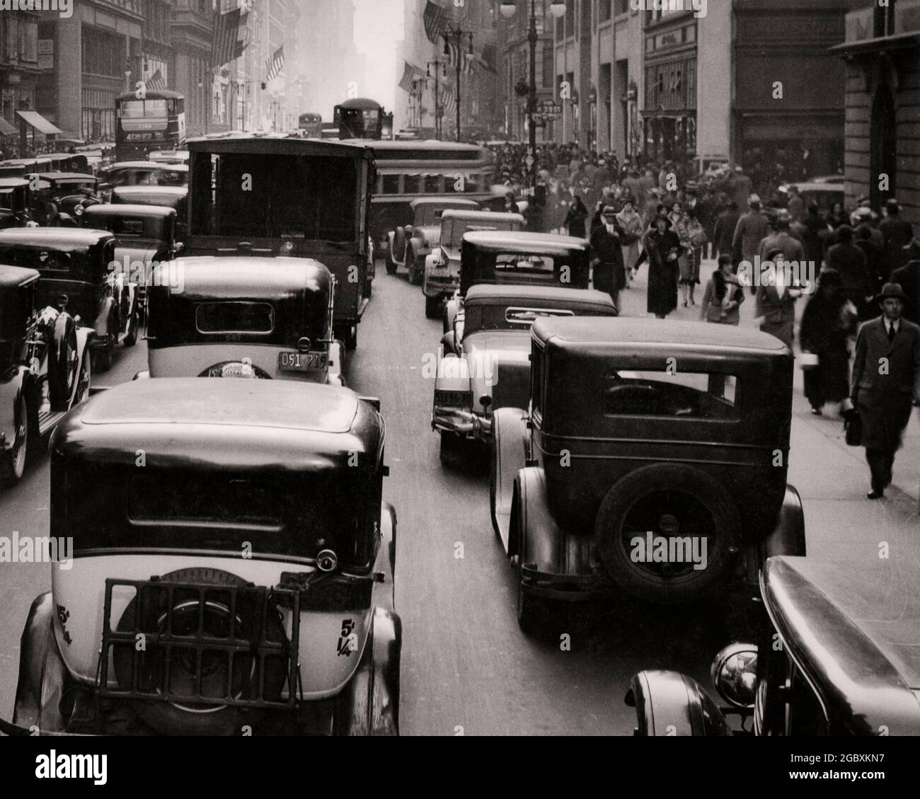 1930 INGORGO DI TRAFFICO SU FIFTH AVENUE A 39TH STREET PEDONI AUTO CAMION AUTOBUS TAXI MIDTOWN MANHATTAN NYC USA - Q74973 CPC001 HARS PROGRESSO SU NYC CONCETTUALE NEW YORK AUTOMOBILI CITTÀ RITARDO FUGA VEICOLI NEW YORK CITY AUTOBUS CONGESTIONE TAXI NERO E BIANCO FIFTH AVENUE VECCHIO STILE Foto Stock