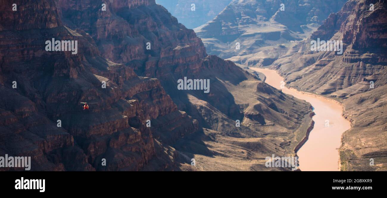 Elicottero che vola sullo sfondo del Grand Canyon, Colorado, USA Foto Stock