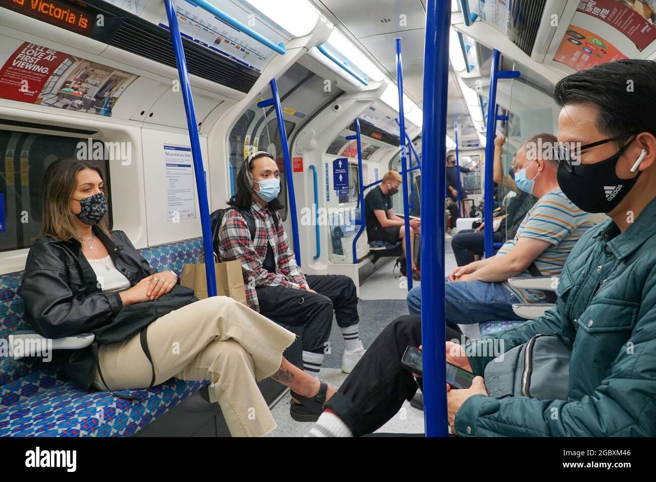 Londra, Regno Unito, 5 agosto 2021: Tutti i passeggeri di questa carrozza metropolitana di Londra indossano maschere facciali, che è una condizione di trasporto sotto Transport per la politica di Londra di mantenere sicuri passeggeri e personale durante la terza ondata della pandemia. Anna Watson/Alamy Live News Foto Stock