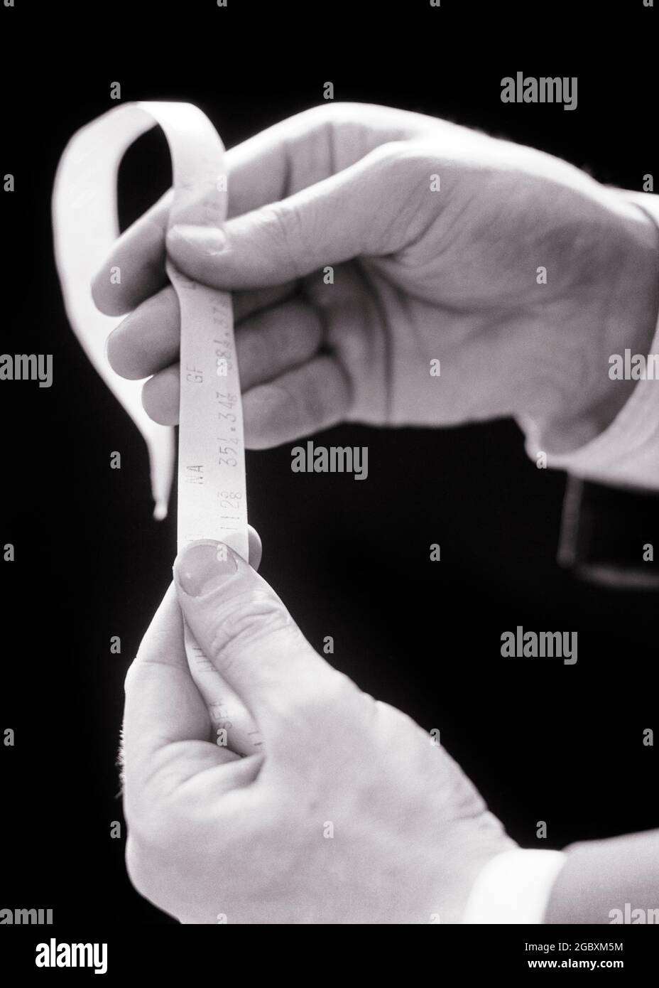 PRIMO PIANO DEGLI ANNI '30 MANO DELL'UOMO CHE TIENE IL MERCATO AZIONARIO CARTONCINO TICKER TAPE PRINTOUT REPORT UPDATE - S3971 HAR001 HARS REPORT PERSONE MASCHI SIMBOLI DI RISCHIO TICKER FIDUCIA MEDIO-INVECCHIATO B&W TRISTEZZA FINANZIARIA UOMO DI MEZZA ETÀ SUCCESSO TENTAZIONE SOGNI FELICITÀ BROKER ALTO ANGOLO OBBLIGAZIONI MERCATI SCELTA ECCITAMENTO CONOSCENZA DIREZIONE POTENTE OPPORTUNITÀ OCCUPAZIONI AZIONI CONCETTO DI COLLEGAMENTO INVESTIMENTI TRADER PRIMO PIANO CONCETTUALE PREZZI AGGIORNARE I CONCETTI SIMBOLICI TICKER NASTRO UOMO MEDIO-ADULTO MEDIO-ADULTO UOMO MERCATO AZIONARIO NERO E BIANCO ETNIA CAUCASICA MANI SOLO HAR001 VECCHIO STILE CITAZIONI RAPPRESENTAZIONE Foto Stock