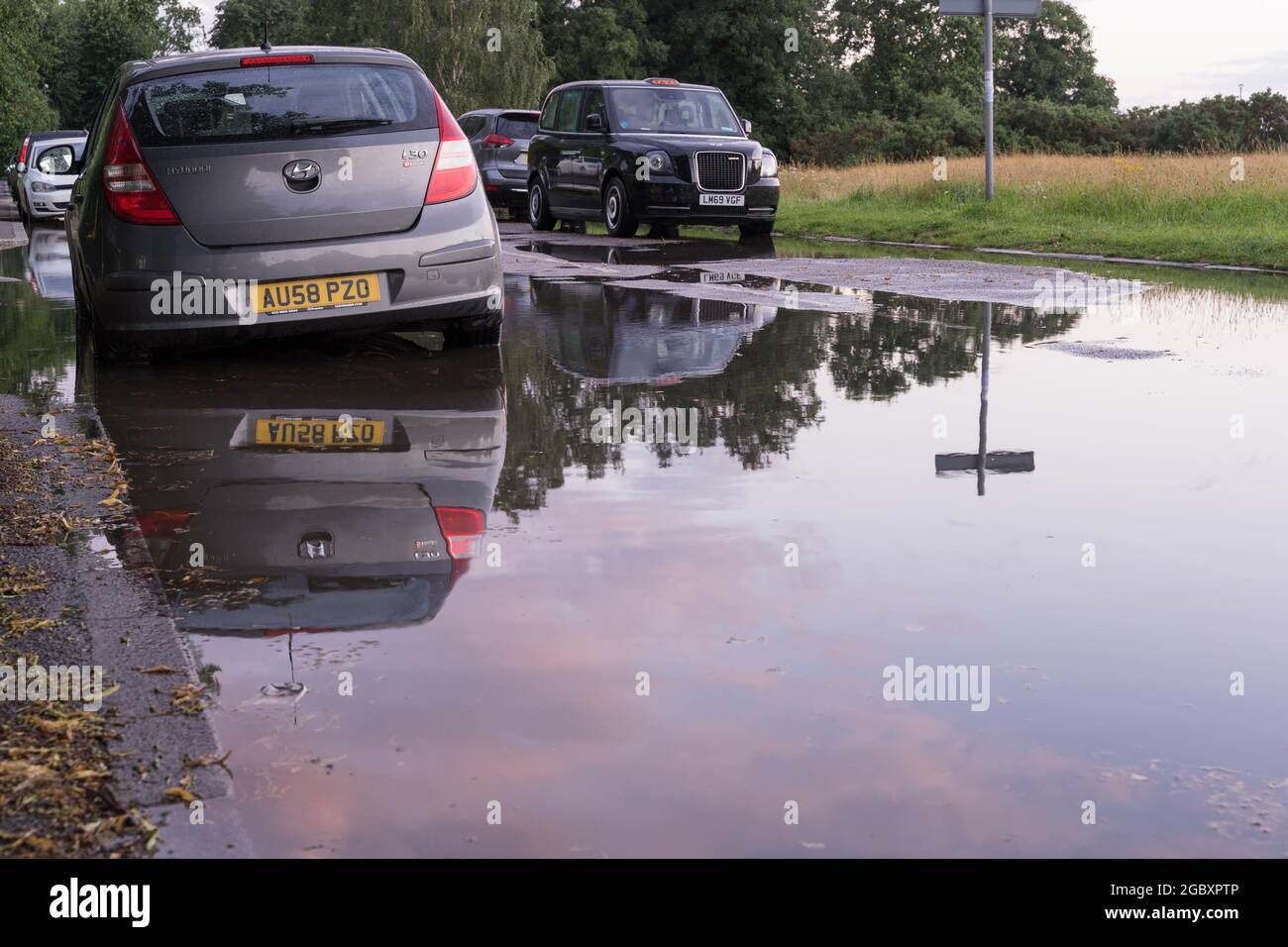 Strada allagata con giù fuori durante l'estate Londra, tempesta estiva Foto Stock