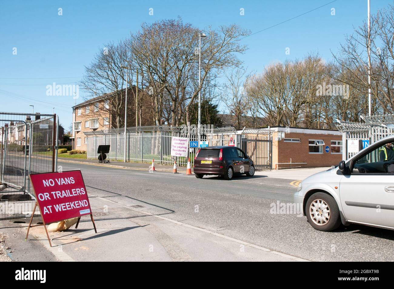 Firmare fuori centro di riciclaggio della famiglia durante il covid 19 informando no furgoni o rimorchi al fine settimana Blackpool Lancashire Inghilterra Regno Unito Foto Stock
