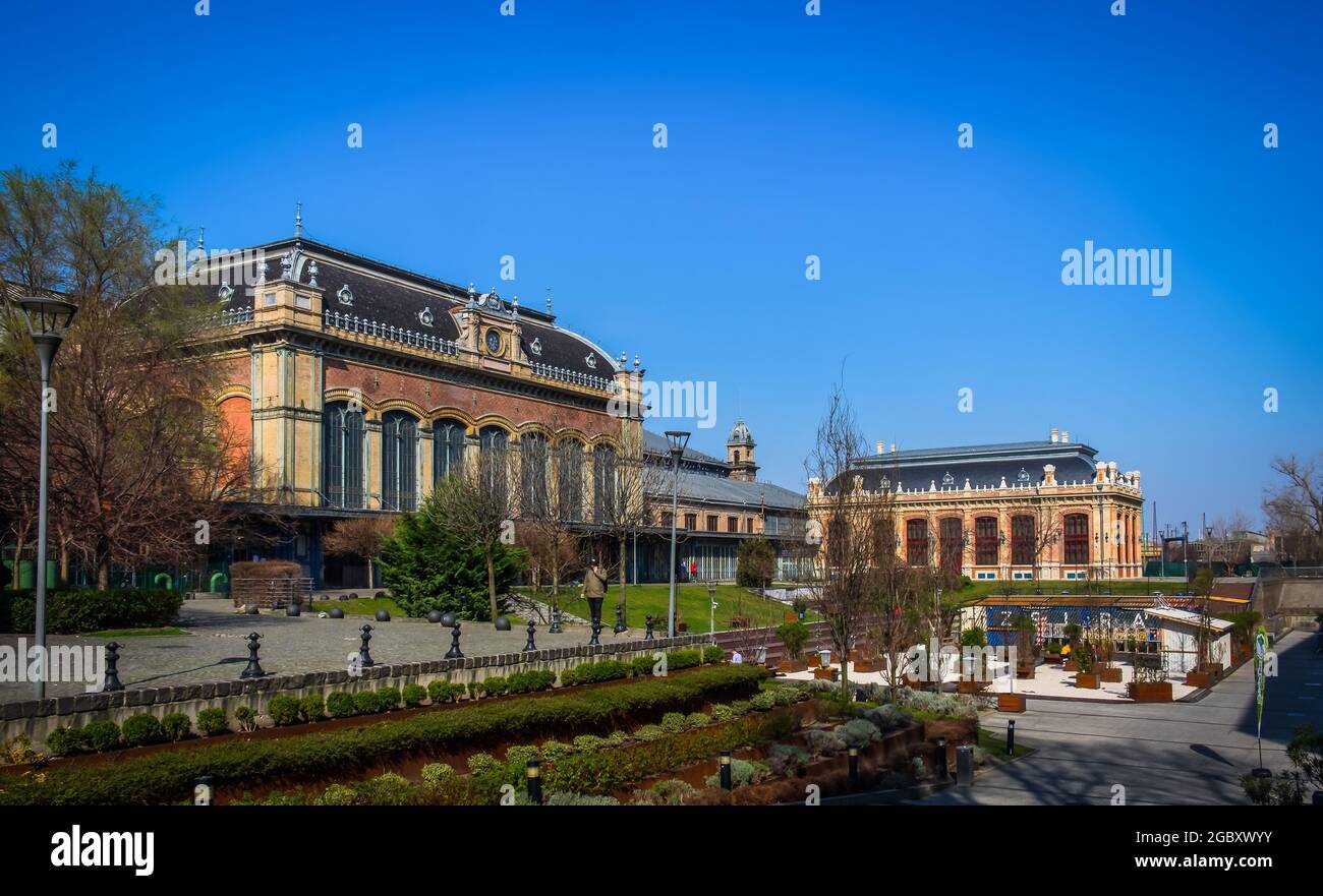 Budapest, Ungheria, marzo 2020, vista sul lato della stazione ferroviaria di Nyugati, uno dei tre principali terminal ferroviari della capitale. Foto Stock